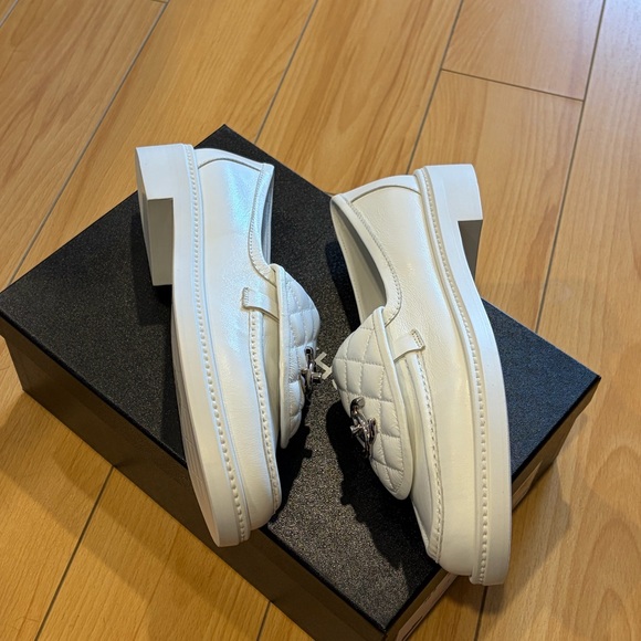 CHANEL NIB White CC Turnlock Loafers Quilted Shiny Lambskin 38.5 8.5 Blanc - Picture 6 of 12